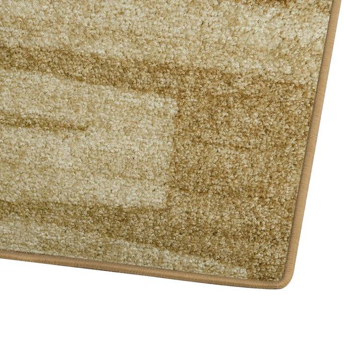 Eine Nahaufnahme eines rechteckigen beige- und hellbraun gefärbten Teppichs mit Streifenmuster. Der Teppich hat einen dünnen Rand und eine weiche Textur.