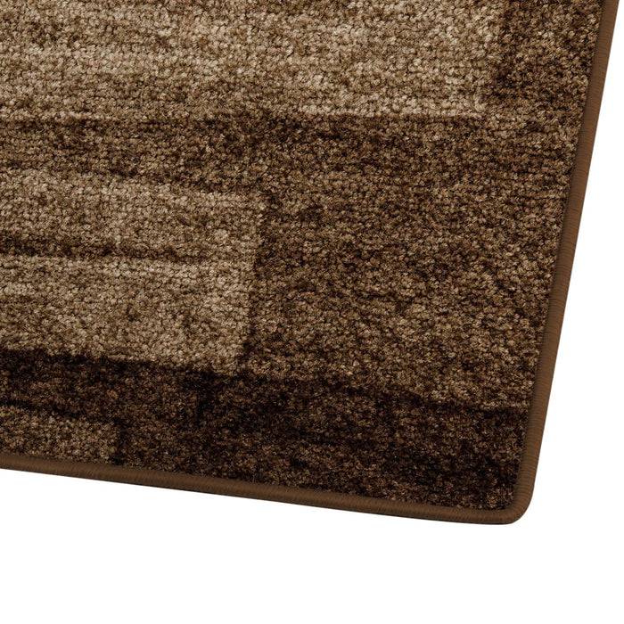 Eine Nahaufnahme einer strukturierten braun- und beigearbigen rechteckigen Teppichecke mit einem geometrischen Muster aus verschiedenen Schattierungen, die einen geschichteten Effekt erzeugen.