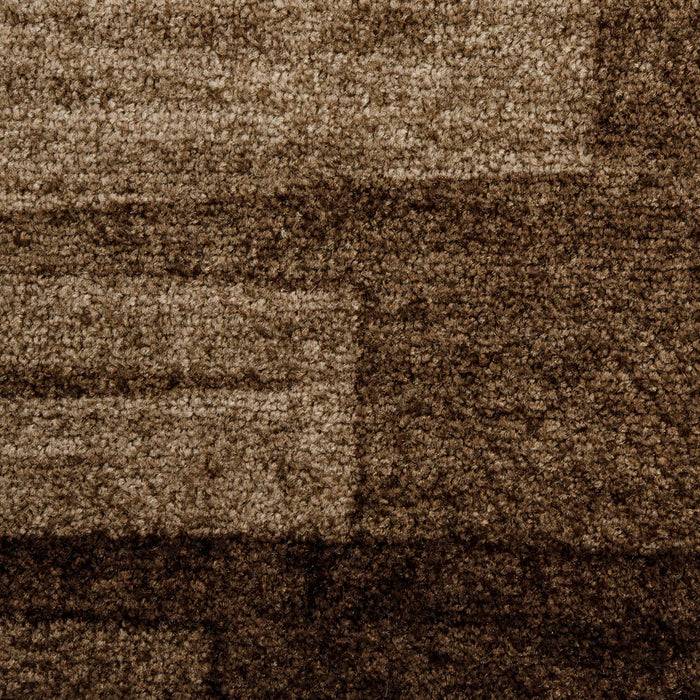 Brauner Teppich mit Textur und einem Muster aus sich kreuzenden Rechtecken in verschiedenen Brauntönen.