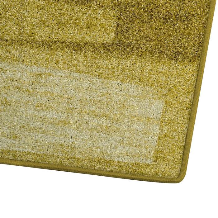 Ein strukturierter, rechteckiger Teppich in verschiedenen Gelbtönen, mit einem gestreiften Muster. Die obere Kante zeigt mehr Dunkelheit.