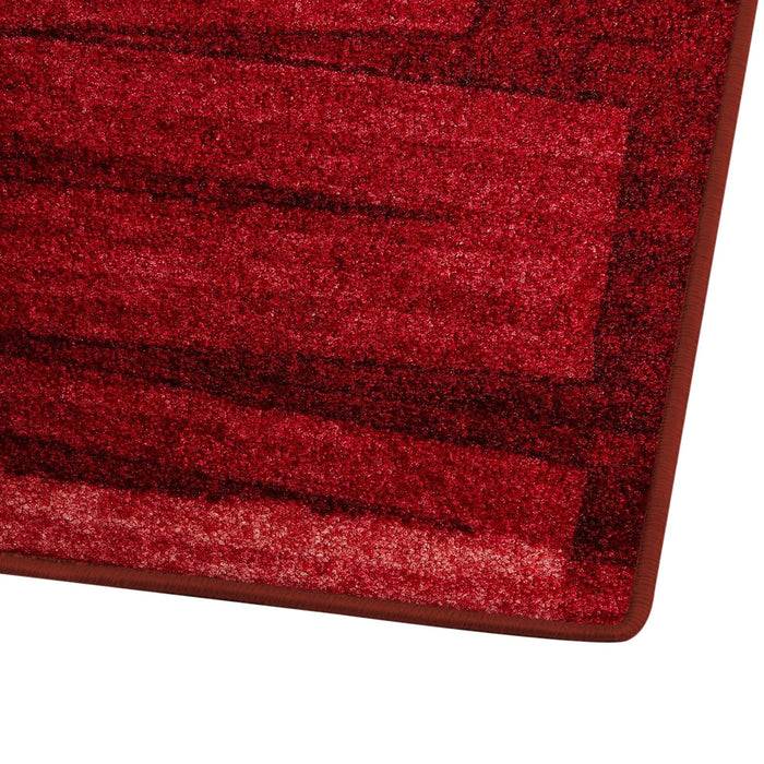 Ein rotes rechteckiges Bereichsteppich mit horizontalen strukturierten Streifen in verschiedenen Tönen von Dunkelrot, auf weißem Hintergrund angebracht.