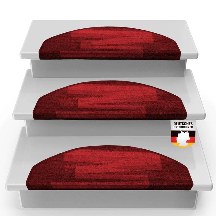 Treppenstufen mit rotem Teppichbelag, mit einem deutschen Flaggenetikett und der Aufschrift „Deutsches Unternehmen