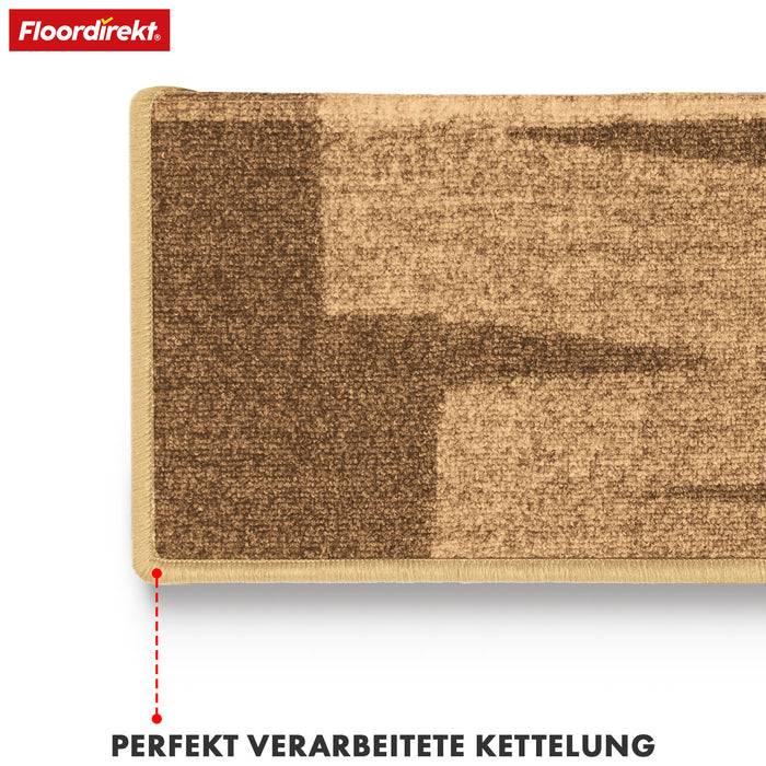 Ein beige und braun gefärbter rechteckiger Teppich mit Muster und sauber verarbeiteten Kanten wird vor weißem Hintergrund präsentiert.