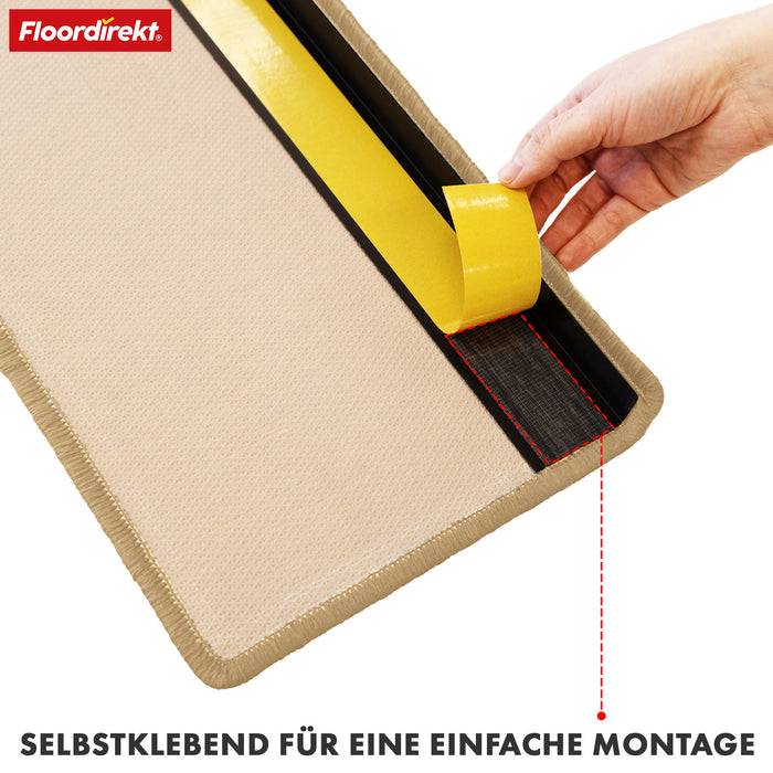 Eine Hand schält die Klebeschicht von einer Floordirekt-Matte ab, um eine einfache Installation zu ermöglichen, wobei eine schwarze Unterseite und ein gelber Streifen sichtbar werden.