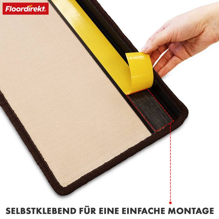 Hand zieht gelben Klebestreifen an der Ecke eines Teppichs mit der Bezeichnung Floordirekt zurück. Der Text in deutscher Sprache bedeutet 