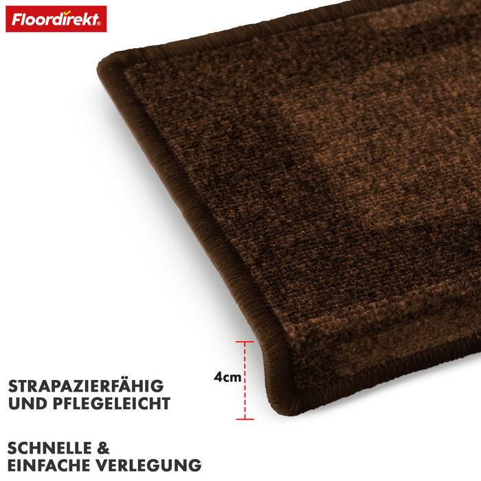 Ein braunes rechteckiges Teppichkanten-Detail mit markierten Abmessungen von 4 cm. Der Text lautet: Strapazierfähig und pflegeleicht. Schnelle und einfache Verlegung.