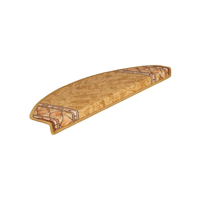 Ein beiger Treppenstufenteppich mit geometrischen Mustern an den Kanten, entworfen für Sicherheit und Stil auf Holztreppen.