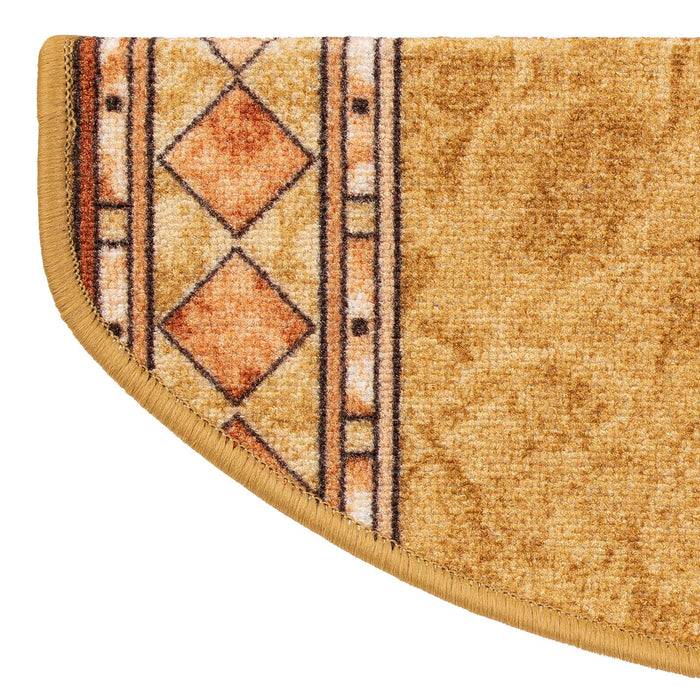 Ein halbkreisförmiger Teppich mit einem beige- und orangefarbenen Muster, das Diamanten und Streifen entlang der gebogenen Kante aufweist.