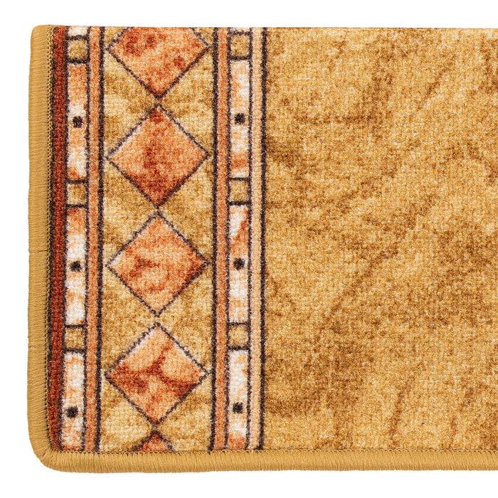 Ein Ausschnitt eines braun und beige gemusterten Teppichs mit einem geometrischen Randdesign, das Rautenformen und parallele Linien zeigt.