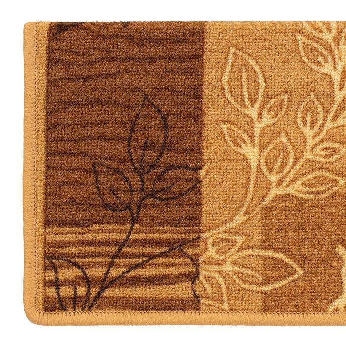 Ein rechteckiger Flächenteppich zeigt ein abstraktes Blathmuster in Braun- und Beigetönen mit einer einfarbigen Beigeeinfassung.