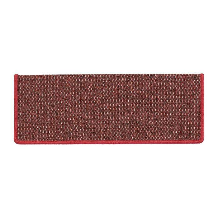 Ein rechteckiger rot und braun gewebter Teppich mit rotem Rand, von oben auf weißem Hintergrund betrachtet.