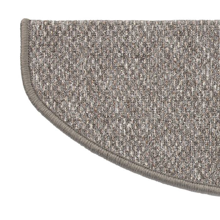 Ein halbkreisförmiger grauer Treppenstufen-Teppich mit gesprenkelter Textur, entworfen, um Rutschfestigkeit zu bieten und Treppen zu schützen.