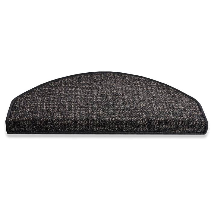 Halbkreisförmige Teppichtreppenstufe mit strukturierter dunkelgrauer Oberfläche und rutschfestem Rücken.