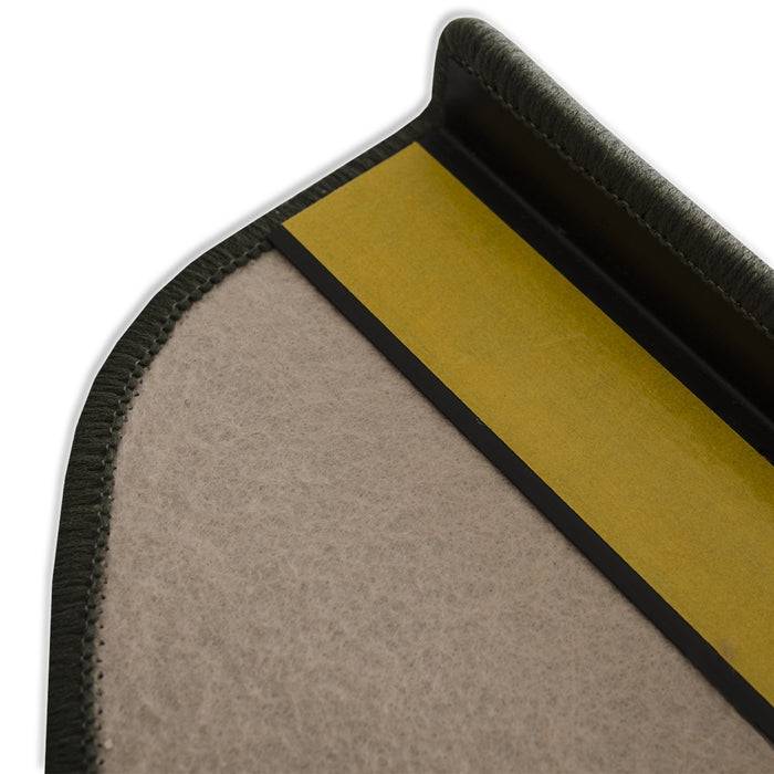 Eine Nahaufnahme einer beigefarbenen Stoffmanschette mit grünem Rand und gelbem Klebeband innen, entworfen für Schutzverpackung.