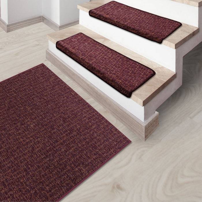 Treppe mit pflaumenfarbenen Teppichen auf jeder Stufe und einer passenden Matte auf dem Boden, in einem minimalistischen, hell gestalteten Raum.