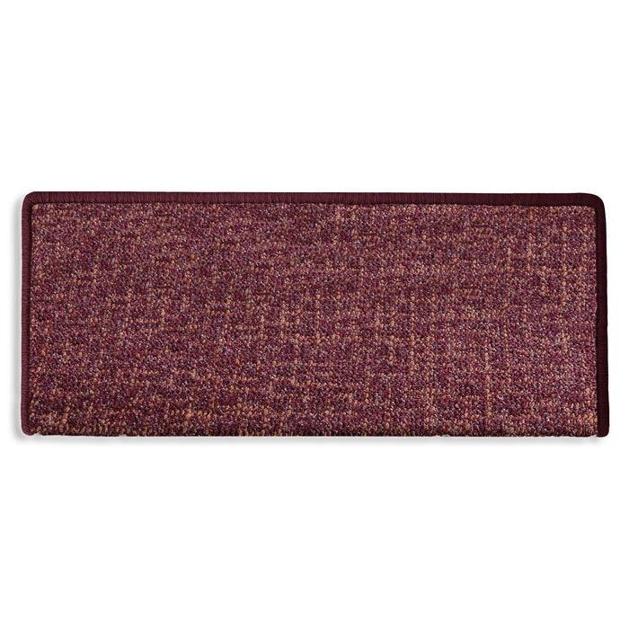 Rot-braune rechteckige Stufenkante mit strukturiertem Stoff, designed für Griffigkeit und Langlebigkeit.