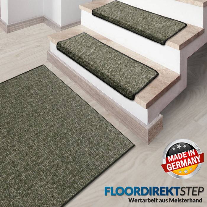 „Eine Treppe mit grauem Teppichbelag und einer passenden Bodenmatte; gekennzeichnet mit „Made in Germany