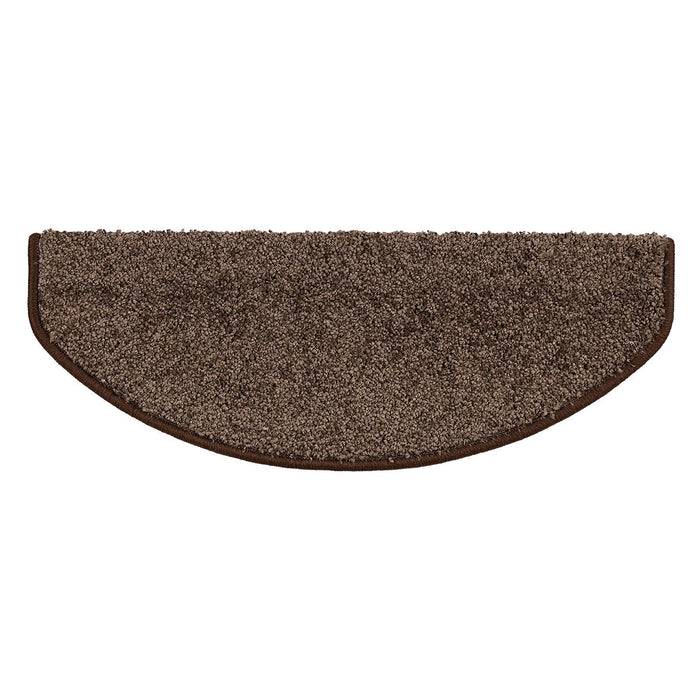 Ein halbkreisförmiger brauner Teppich-Stufenbelag mit strukturierter Oberfläche.