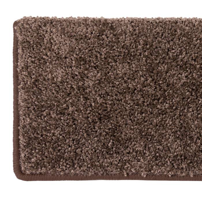 Ein rechteckiger, brauner, samtiger Teppich mit einer strukturierten Oberfläche.