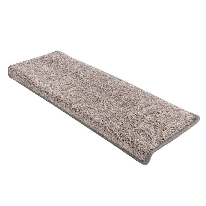 Ein rechteckiger beigefarbener Treppentritt aus Teppich mit weicher, plüschiger Textur, entwickelt um auf Treppen platziert zu werden für zusätzliche Sicherheit und Komfort.