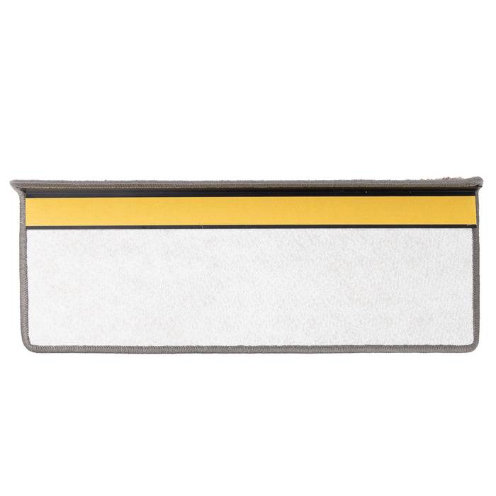 Ein rechteckiger Wischerkopf mit einem gelben Streifen oben und einer weißen Reinigungsfläche darunter, verwendet zum Reinigen von Böden.