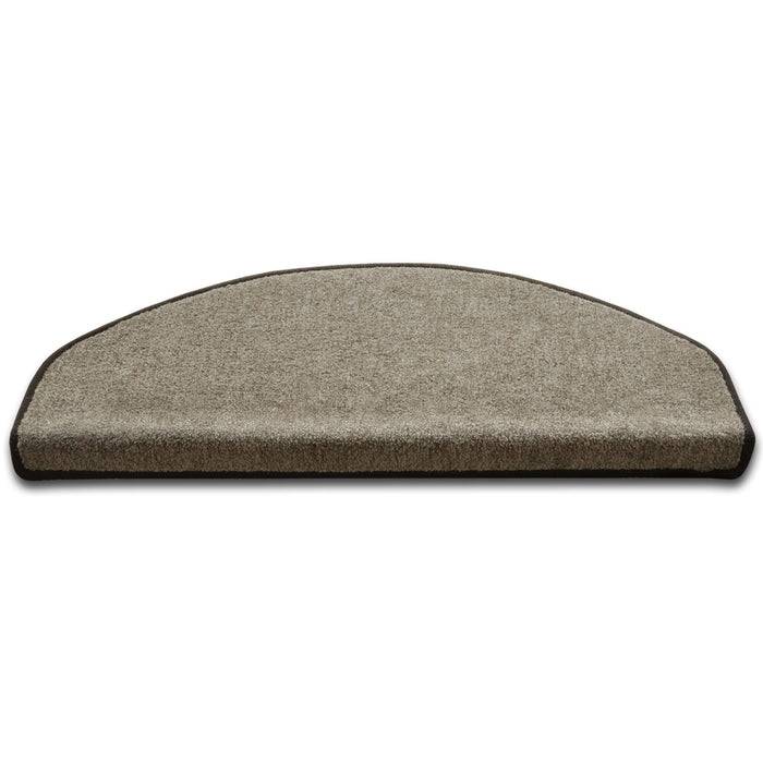 „Halbmondförmige, grau teppichbelegte Stufe mit schwarzem Rand.