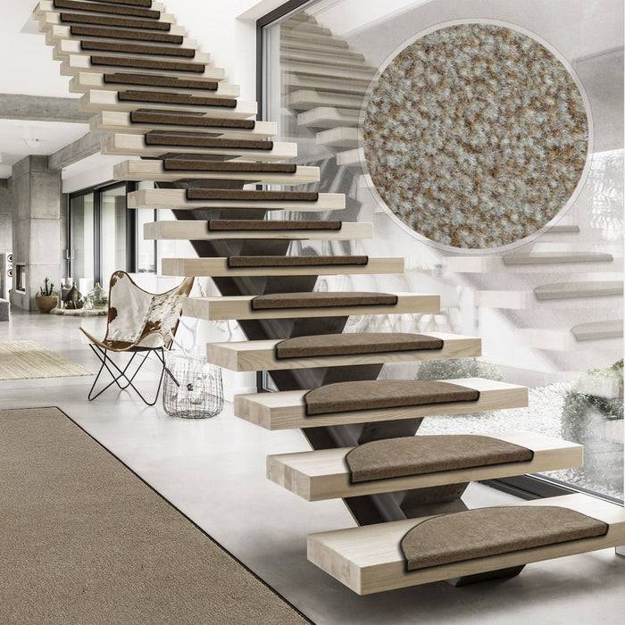 Eine moderne, schwebende Treppe mit Holzstufen und braunen Teppichbelägen in einem geräumigen, lichtdurchfluteten Raum. Ein Stoffmuster ist als Ausschnitt dargestellt.