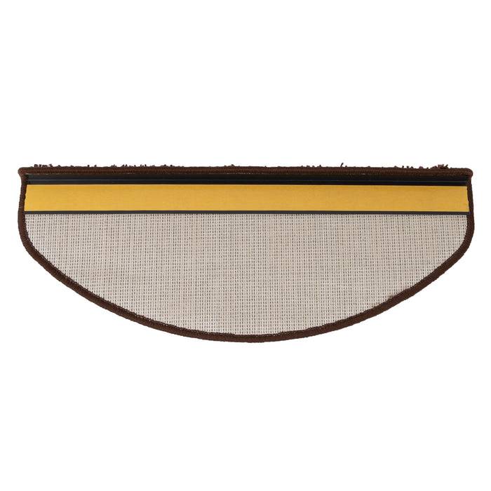 Ein beiger halbkreisförmiger Teppich mit braunem Rand und einem gelben Streifen über die obere Kante.