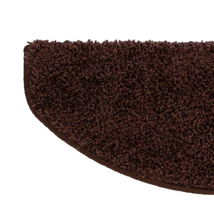 Eine braune, halbkreisförmige, strukturierte Fußmatte mit dunklem Rand.