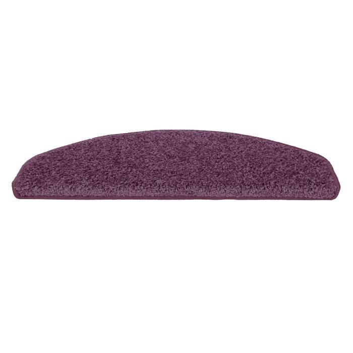 Ein lila, halbkreisförmiger Teppich, konzipiert um Treppenstufen zu passen, gezeigt vor weißem Hintergrund.