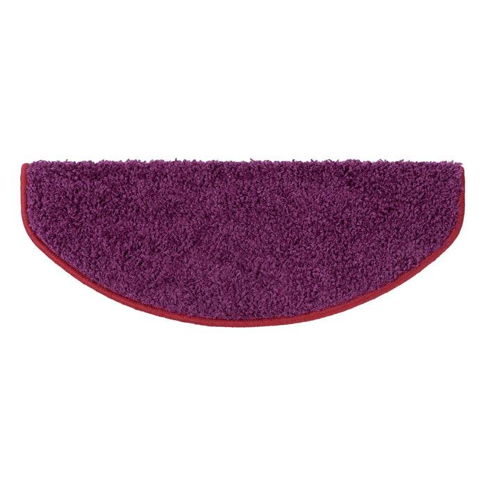 Halbmondförmige lila Fußmatte mit rotem Rand.