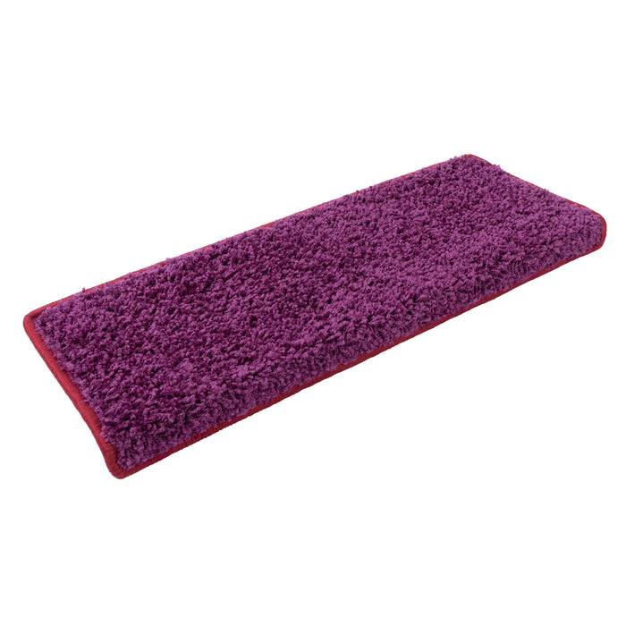 Violetter rechteckiger Shag-Teppich mit dichter Struktur und rotem Rand, freigestellt vor weißem Hintergrund.