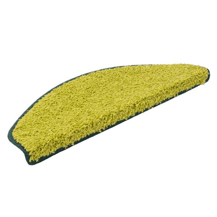 Ein halbkreisförmiger, hellgrüner zotteliger Teppich mit dunkelgrünem Rand, geeignet für Treppen oder kleine Räume.
