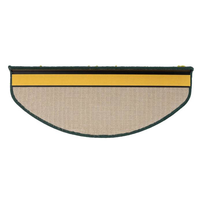 Ein halbkreisförmiger Treppentritt mit Teppichbelag, einem gelben Antirutsch-Streifen oben und dunkler Kante, entworfen für Sicherheit und Trittsicherheit auf Treppen.