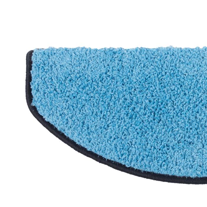 Ein halbkreisförmiges blaues Moppad mit dunklem Rand, das zum Reinigen verwendet wird.