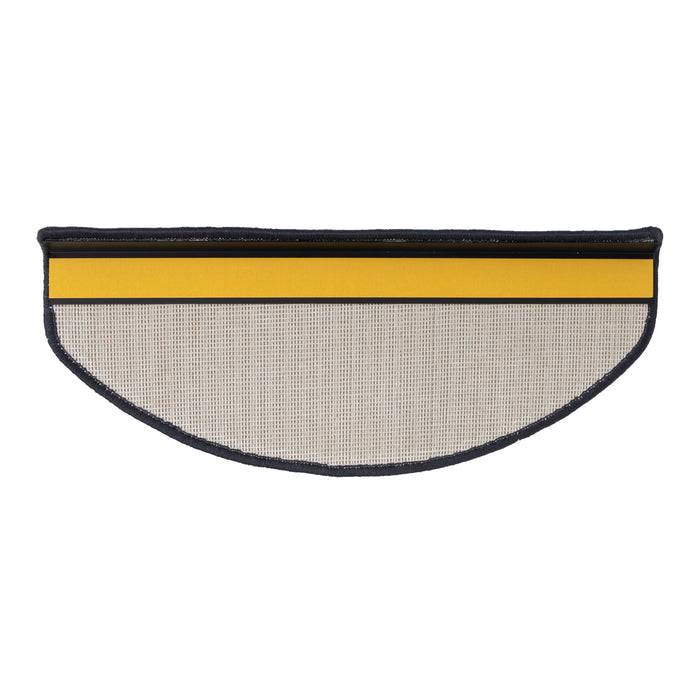Ein halbkreisförmiges Teppichfragment mit einem gelben Streifen oben und einem strukturierten beige Bereich darunter.