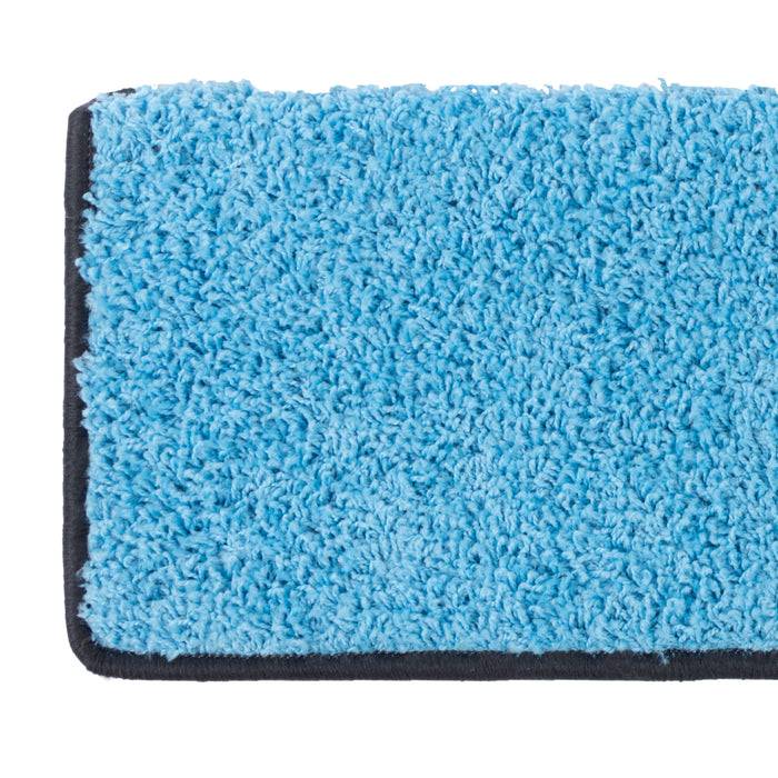 Ein rechteckiger Mopfkopf mit flauschigem, hellblauem Mikrofasermaterial und dunklen Kanten wird vor einem weißen Hintergrund gezeigt.