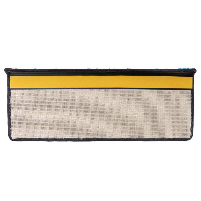 Ein flaches, rechteckiges Reinigungswerkzeug mit einem gelben Streifen oben und einer strukturierten beigen Oberfläche unten, wahrscheinlich zum Schrubben verwendet.