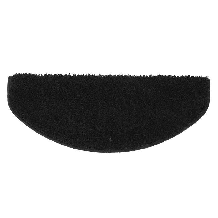 Halbkreisförmige schwarze Fußmatte vor weißem Hintergrund.