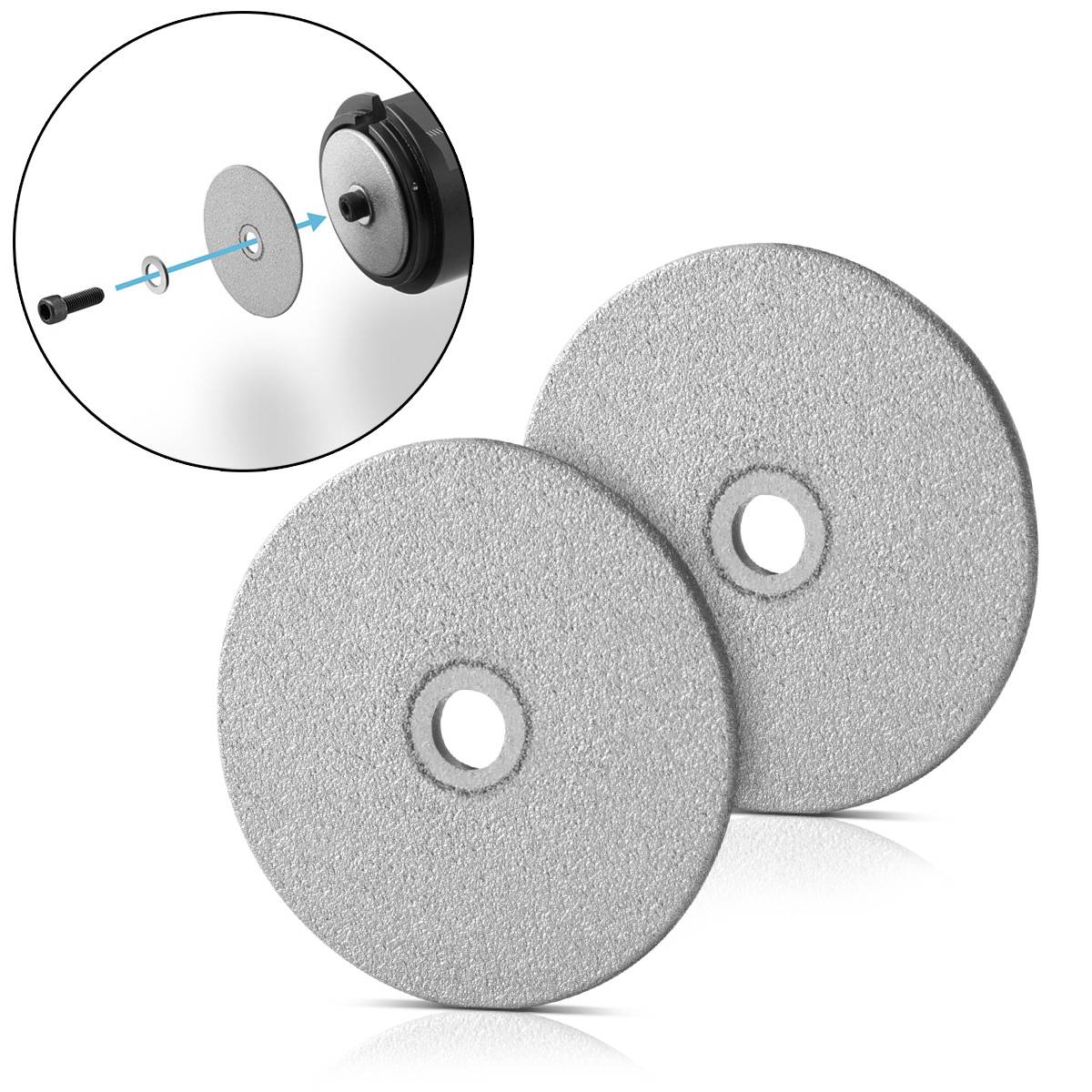 Zwei graue, runde Schleifteller mit zentralen Löchern. Die Vergrößerung zeigt einen Teller, der an ein Elektrowerkzeug angebracht wird.