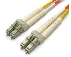 Zwei LC-Glasfasersteckverbinder mit beigen Kabeln, parallel positioniert, zeigen ihre quadratischen Steckverbinder und Clips für die Hochgeschwindigkeitsdatenübertragung.