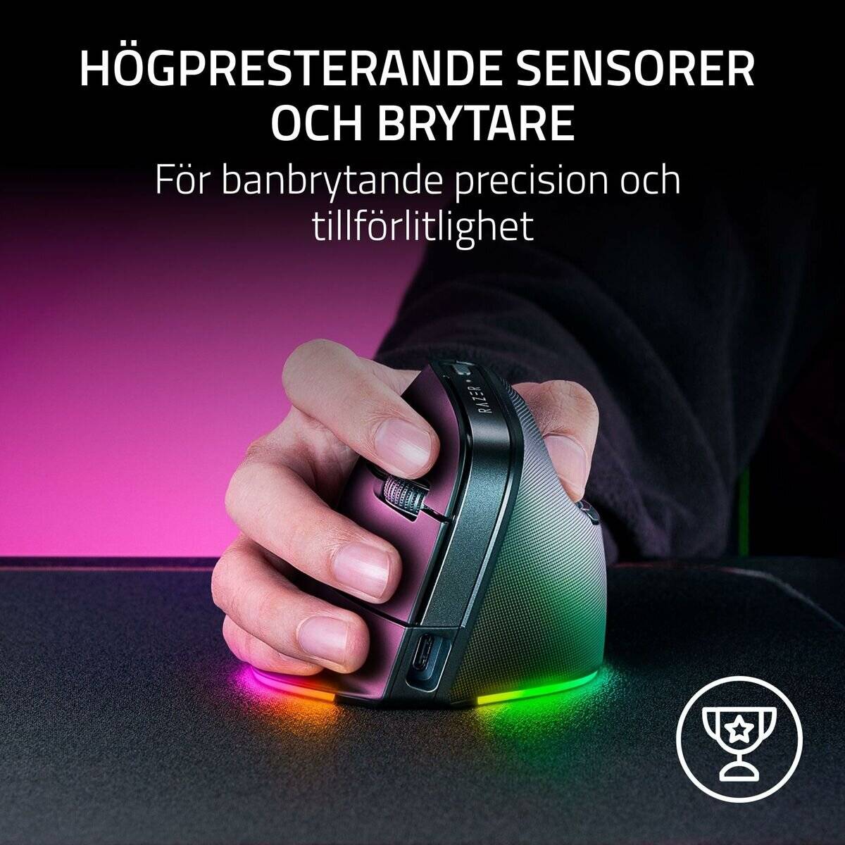 Person mit einer vertikalen ergonomischen Maus auf einem Schreibtisch, mit schwedischem Text, der „leistungsstarke Sensoren und Schalter