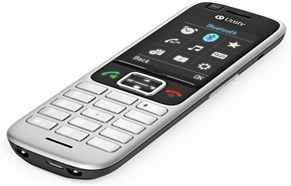 Ein silbernes Feature-Phone mit numerischer Tastatur und kleinem Display, das Symbole wie Bluetooth und Messaging anzeigt.