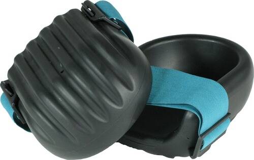 Ein Paar schwarze Knieschützer mit blauen elastischen Riemen, entworfen für Schutzkleidung, liegen auf einer weißen Oberfläche.