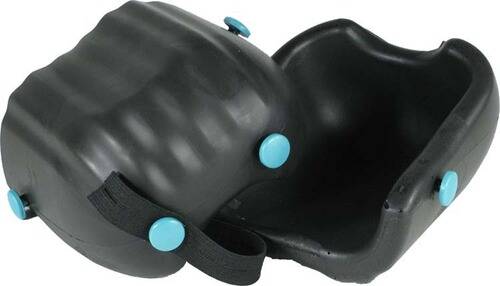 Ein Paar schwarze Schutzgelenkpads mit blauen Verstellknöpfen und elastischen Riemen, konzipiert für Sport- oder Sicherheitszwecke.