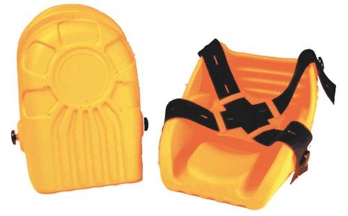 Zwei orange modulare Sitze mit schwarzen Riemen, die für einfachen Transport oder Lagerung ausgelegt sind, in offener und geschlossener Position gezeigt.