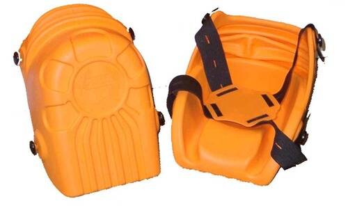 Zwei orangefarbene Knieschützer mit verstellbaren schwarzen Riemen, entwickelt zum Schutz bei Aktivitäten, die Knien erfordern.