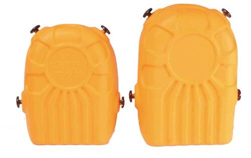 Zwei grüne und gelbe marmorierte Schaumstoff-Ohrstöpsel stehen aufrecht vor einem weißen Hintergrund.