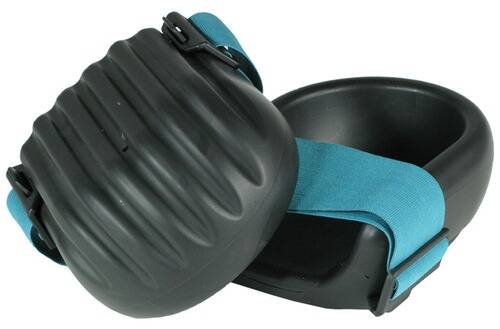 Eine Nahaufnahme einer schwarzen Knieschützer mit einem blauen verstellbaren Riemen, die eine gerippte Oberfläche für zusätzlichen Schutz aufweist.