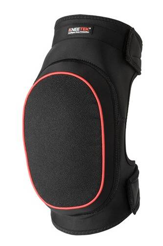 Ein schwarzes Kniepolster mit roter Fütterung, das zum Schutz beim Sport entwickelt wurde.